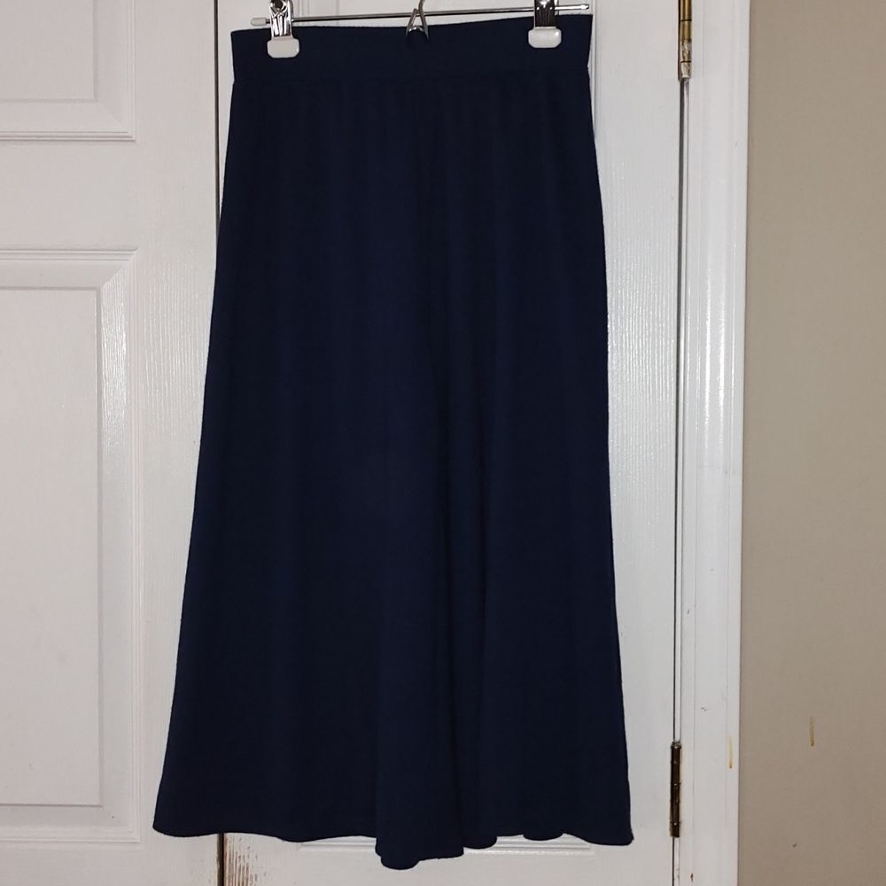 Susan Graver Style pull on  navy blue  wide leg capris Sz S